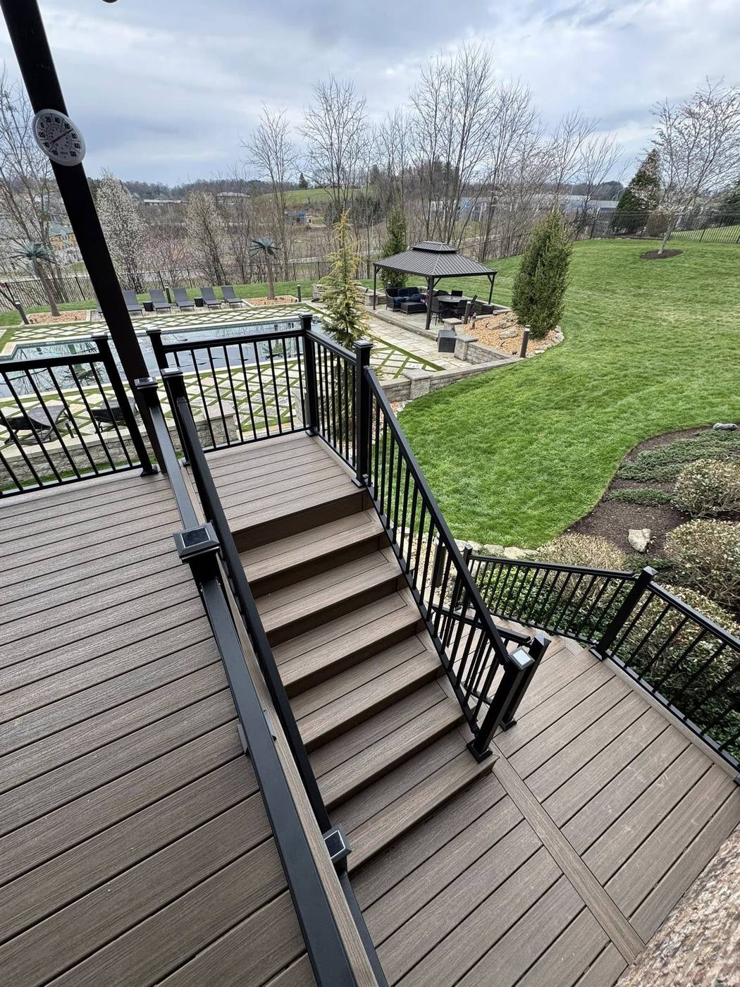 Multi-level deck with double staircase