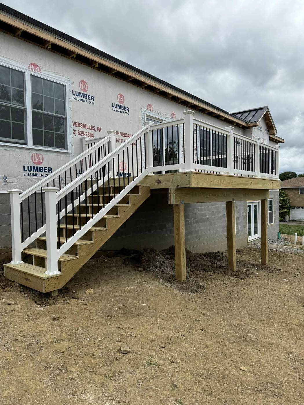 New-construction deck, white rail & black balusters